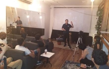 El conversatorio se realizó una demostración de cómo cultivar en espacios pequeños.