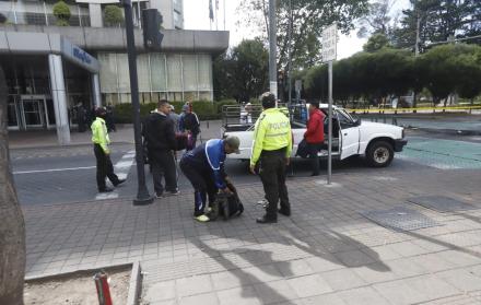 Agentes policiales realizan requisas a personas que se encuentran cerca de la Casa de la Cultura, en Quito.