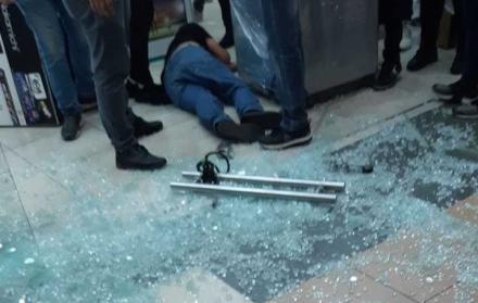 El flagelo del automotor ocurrió en el tercer nivel del centro comercial.