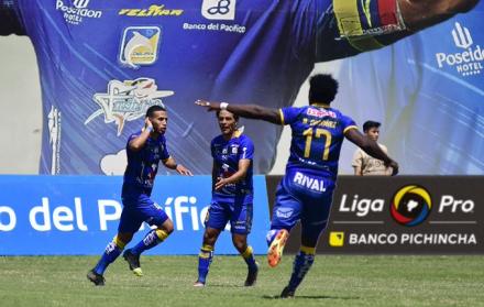 La Tuka Ordóñez corre para sumarse a la celebración del gol, Robert Burbano.