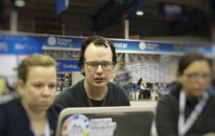 Ola Bini, en 2014, cuando participó en el Campus Party de Quito, donde organizó una charla por videoconferencia con Assange (y antes de compartir look con él).
