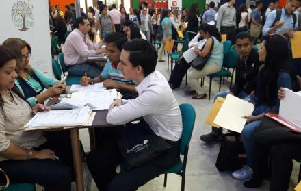 Los aspirantes a una plaza de empleo, fueron entrevistados por personal de las empresas participantes en la feria.