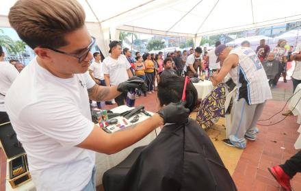 Los seis barberos, realizan cuidadosamente el corte en medio de la competencia.