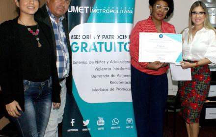 Cindy Cedeño (d) entrega el certificado a funcionarios de la Metropolitana.