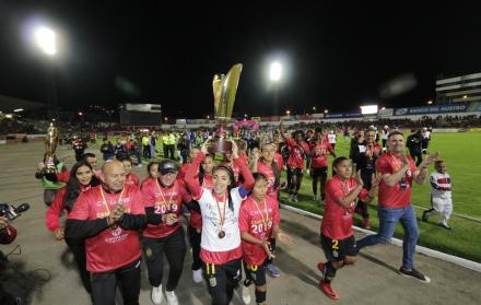 Jugadores del Deportivo Cuenca, ganadores de la superliga femenina, el pasado 28 de septiembre de 2019. 