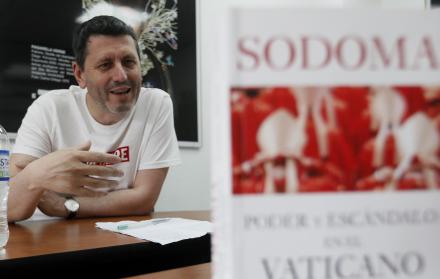 Fotografía fechada el 25 de abril de 2019 que muestra al sociólogo francés Frederic Martel durante una entrevista, en Bogotá, Colombia.
