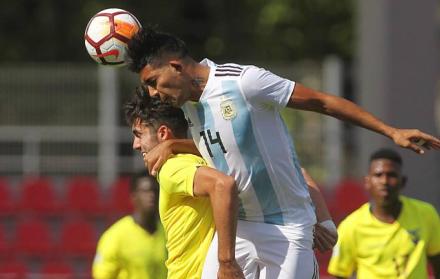 El jugador de la selección argentina Facundo Medina (d) disputa el balón con el ecuatoriano Leonardo Campana.