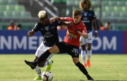 Washington Corozo de independiente del Valle (i) disputa el balón con Daniel Saggiomo de Caracas FC (d).