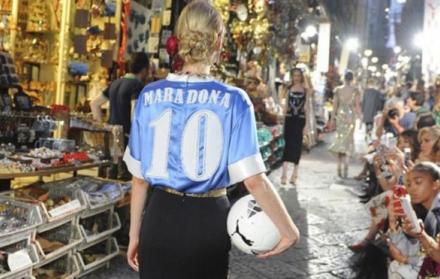 Una modelo de Dolce & Gabanna que vistió la camiseta del Napoli de Maradona durante un desfile en 2016.