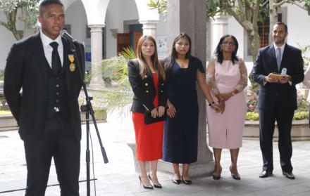 Toño Valencia es oficial de la orden nacional