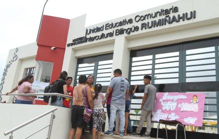 En la Unidad Educativa Intercultural Bilingüe Rumiñahui, inaugurada el lunes pasado, los padres de familia aún esperan el cupo para sus hijos; mientras que en varias sedes educativas persiste la aglomeración de representantes que solicitan una plaza o un