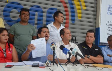 Los dirigentes políticos manifestaron su malestar fuera de la Delegación Electoral de El Oro