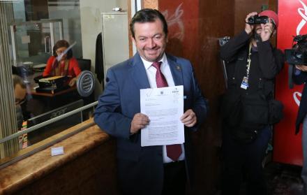 Fabricio Villamar, asambleísta de CREO, presentó la solicitud de juicio político en contra José Tuárez con un respaldo de 57 firmas.