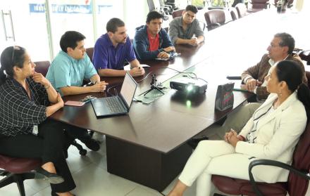 La titular del CNE, Diana Atamaint (der.) durante la reunión con representantes de la Espol.
