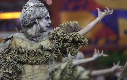 Cada una de las escuelas tiene entre 65 y 75 minutos para atravesar los 700 metros de la pista del sambódromo mientras los jurados califican criterios como creatividad, armonía, disfraces o composición.