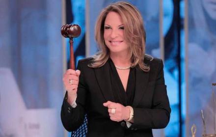 Caso Cerrado es un programa televisivo diario que a lo largo de una hora presenta disputas judiciales, con Ana María Polo de protagonista..