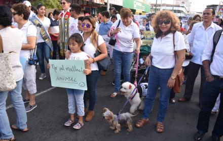 Centenares de mantenses protagonizaron una marcha pacífica para hacer respetar a las mascotas.