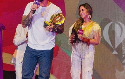 El intérprete de Mi Gente recibió el premio a Mejor artista masculino.