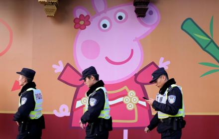 Peppa Pig cuenta las aventuras de una joven cerdita burlona a la que le gusta saltar en el barro.
