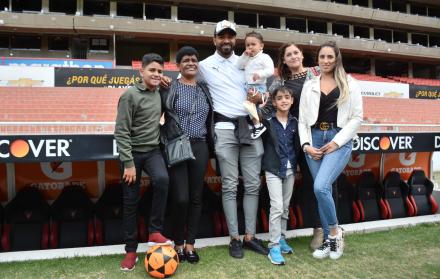 Apoyo. Rodrigo Aguirre (c) vive en Quito con su esposa Micaela (d) y su hijo Valentín (en sus brazos). Recibió la visita de su madre Brenda y de su suegra Viviana.
