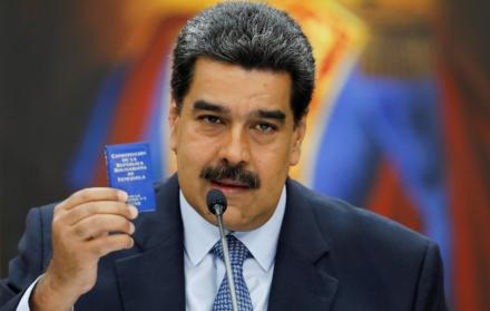 El presidente de Venezuela, Nicolás Maduro, presenta una copia de la Constitución mientras habla en el Palacio de Miraflores.