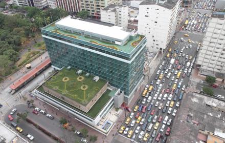 Todas las obras del Estado están con plazo vencido para el cumplimiento de disposiciones técnicas, apuntó el arquitecto Christopher Parker, coordinador del área.