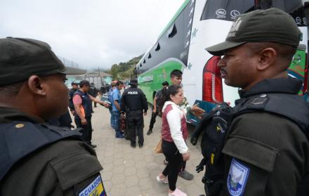 Desplazamiento. Doce buses más se han sumado a la tarea de trasladar a los casi tres millares de personas que trabajaban en minería ilegal en Buenos Aires.