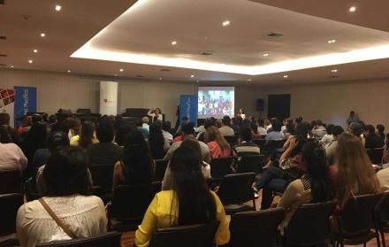 Al acto acudieron estudiantes de diferentes universidades de Guayaquil y jóvenes profesionales. 