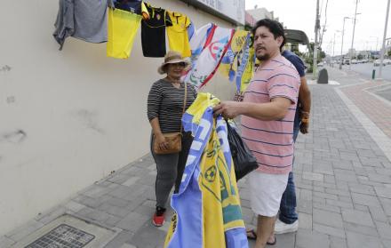 Desde temprano, en las inmediaciones del estadio, el comercio se activó.