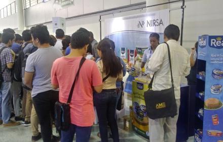 Un grupo de personas deja su hoja de vida en la empresa Nirsa, en la ExpoTrabajo 2019, que termina hoy a las 19:00.