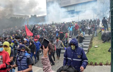 Manifestantes se tomaron el martes la Asamblea Nacional, en Quito, en medio de la ola de protestas en rechazo a las medidas económicas anunciadas la semana pasada por el Gobierno Nacional.