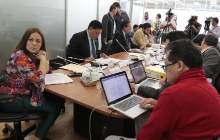 La Comisión de Fiscalización de la Asamblea Nacional interrumpió el análisis del juicio político a la exministra de Salud Verónica Espinosa. Fueron tres veces las que se detuvo la conversación para mantener reuniones internas y privadas.