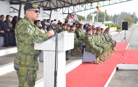Ceremonia de graduación de operadores caninos.
