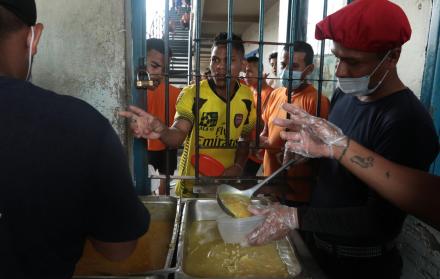 Almuerzo. Un grupo de internos de los pabellones 10 y 11 de mínima y mediana seguridad reclaman a la hora de comida.