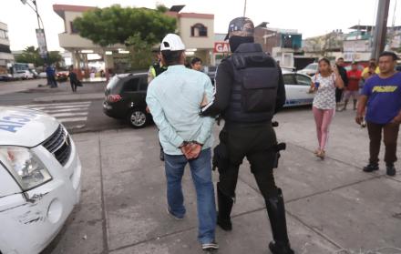 El detenido tenía un revólver de fabricación artesanal