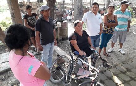 Los parientes y amigos, consternados por lo ocurrido, esperaban que trasladen sus restos.