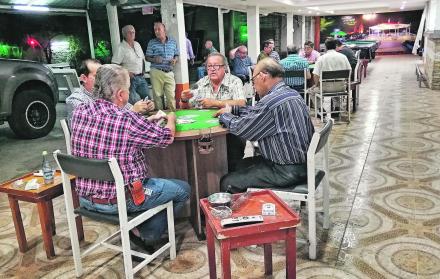 Los socios del club comparten momentos de amistad, entre el entretenimiento y el deporte.