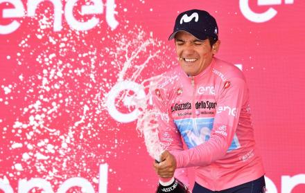 Celebración. Carapaz retuvo el maillot rosa tras contener sin dificultades a sus principales rivales en la parte final de la etapa 19.