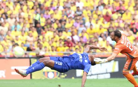Damián Frascarelli (d) no fue más titular en Barcelona tras agredir a Daniel Angulo, de Emelec en el último Clásico.