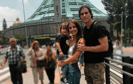 El actor ecuatoriano Danilo Carrera comparte con Michelle Renaud y su hijo.