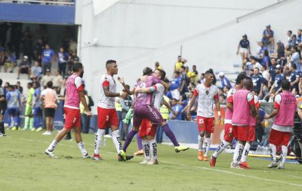 Algarabía. Francisco Silva, defensa central de Fuerza Amarilla, se abraza con el portero Tobías Vargas (12) en muestra de alegría, luego de vencer por primera vez en la historia a Emelec en torneos nacionales.