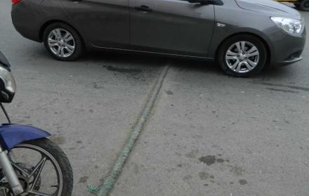 Solución. Viejos cabos ayudan a bajar la velocidad en algunas calles.