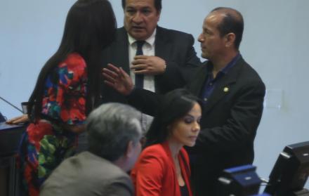 Polémica. El legislador Hermuy Calle (centro), habla con su bancada al conocer que la Contraloría dispuso su destitución.