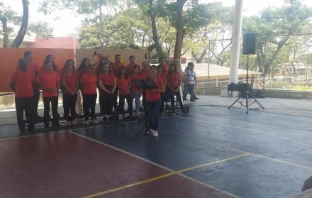 Los estudiantes del centro de adultos cantaron durante la jornada.