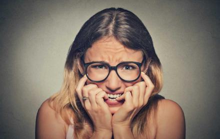 Quienes lo experimentan sufren de un alto grado de ansiedad, comienzan a sudar, tienen palpitaciones, temblores, mareos, respiración entrecortada.