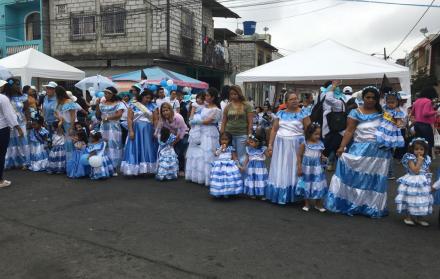 Niños y sus padres se disfrazaron de personajes típicos de la ciudad.