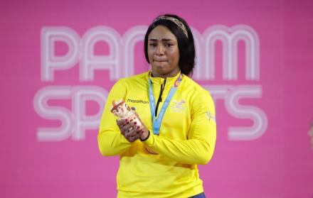 Tamara Salazar recibe la medalla de bronce en la modalidad de los 87 kilogramos.