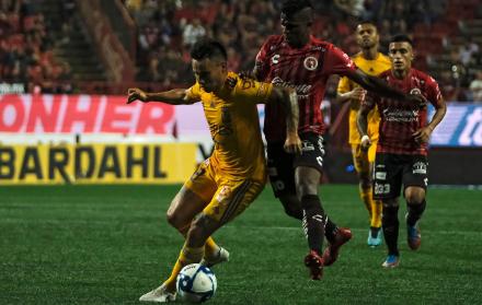 Miller Bolaños, de Tijuana, disputa el balón con Lucas Zelayarán de Tigres.