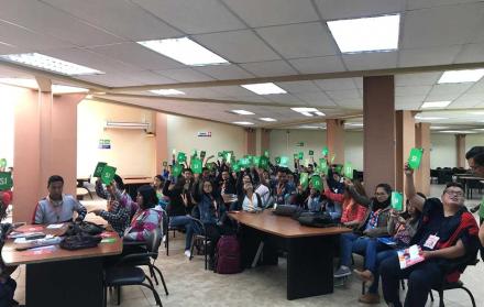 Estudiantes participan en el proyecto Asamblea en mi Universidad con el objetivo de que se interesen en política.