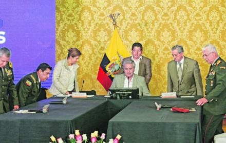 Sesión. El presidente Lenín Moreno (c) se reunió con los ministros María Paula Romo y Oswaldo Jarrín.